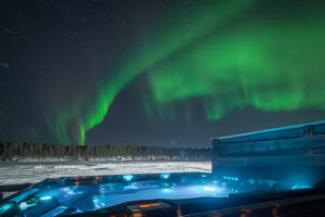 Finlande Laponie Muonio Harriniva Adventure Resort jacuzzi forêts arbres enneigés gens voyages o-nord