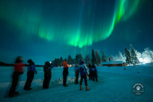 Finlande Laponie Muonio Harriniva Adventure Resort aurores boréales forêts arbres enneigés gens voyages o-nord