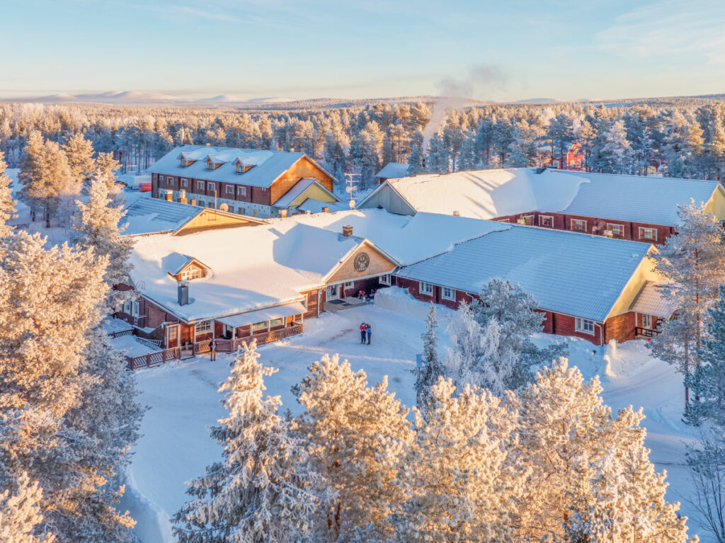 Finlande Laponie Muonio Harriniva Adventure Resort vue aérienne neige forêts arbres enneigés gens voyages o-nord