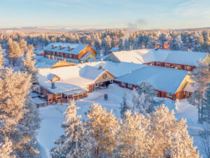 Finlande Laponie Muonio Harriniva Adventure Resort vue aérienne neige forêts arbres enneigés gens voyages o-nord