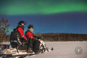 Finlande Laponie Muonio Harriniva Adventure Resort safari motoneige aurores boréales neige forêts arbres enneigés gens voyages o-nord