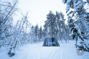 Finlande Laponie Muonio Harriniva Adventure Resort Jeris Lakeside Resort hutte verre forêts arbres enneigés gens voyages o-nord