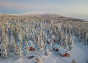 Finlande Laponie Muonio Harriniva Adventure Resort Lakeside Resort Jeris vue aérienne neige forêts arbres enneigés gens voyages o-nord