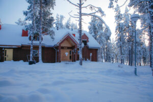 Finlande Laponie Muonio Torassieppi neige forêts arbres enneigés gens voyages o-nord