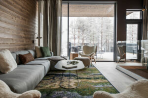 Finlande Laponie Levi Arctic Nook villa intérieur salon table chaises neige arbres voyages o-nord