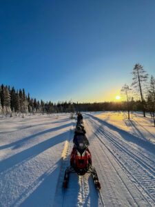 Finlande Laponie Syöte activité safari motoneige collines arbres paysage hivernal lever soleil voyages o-nord