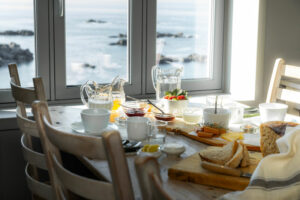 Norvège Vesterålen LitloyFyr phare séjour petit-déjeuner table voyages sur-mesure o-nord