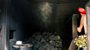 Finlande Laponie Pikku-Syöte sauna fumé intérieur pierres voyages o-nord