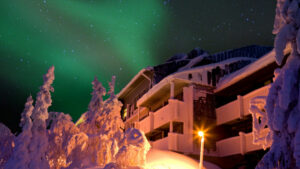 Finlande Laponie Pikku-Syöte paysage hivernale neige hotel extérieur arbres aurores boréales voyages o-nord