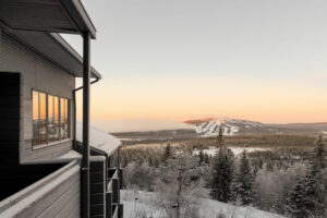 Finlande Laponie Pikku-Syöte paysage hivernale collines neige panorama chambres balcon voyages o-nord