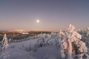 Finlande Laponie Pikku-Syöte paysage hivernal collines neige panorama lune pistes skis voyages o-nord