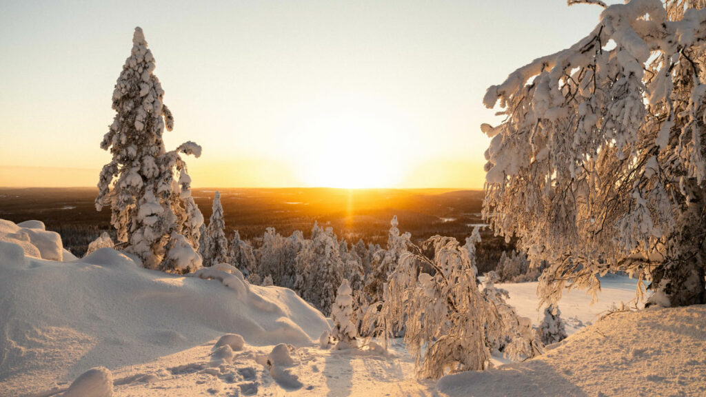 Finlande Laponie Pikku-Syöte paysage hivernal collines neige panorama lever soleil voyages o-nord