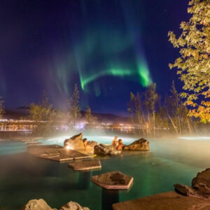 Islande Akureyri Forest Lagoon spa hiver aurores boréales vue sur la ville voyages o-nord