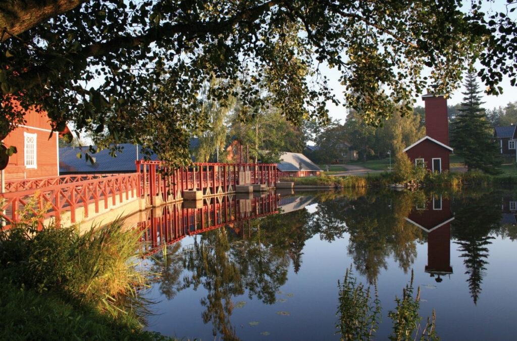 Finlande Norrmarkku Ahlström Estate paysages maisons colorées lac été forêts voyages o-nord