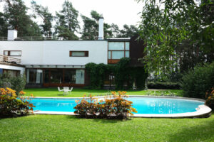 Finlande Norrmarkku Ahlström Estate Villa Mairea piscine arbres été voyages o-nord