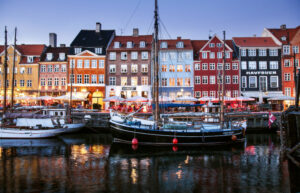 Danemark Copenhague autotour vue maisons colorées bateaux ville voyages o-nord