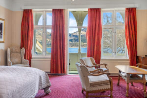 Norvège Voss Fleischer Hotel chambre vue paysage lac montagnes rideaux fauteuils rouge balcon voyages o-nord