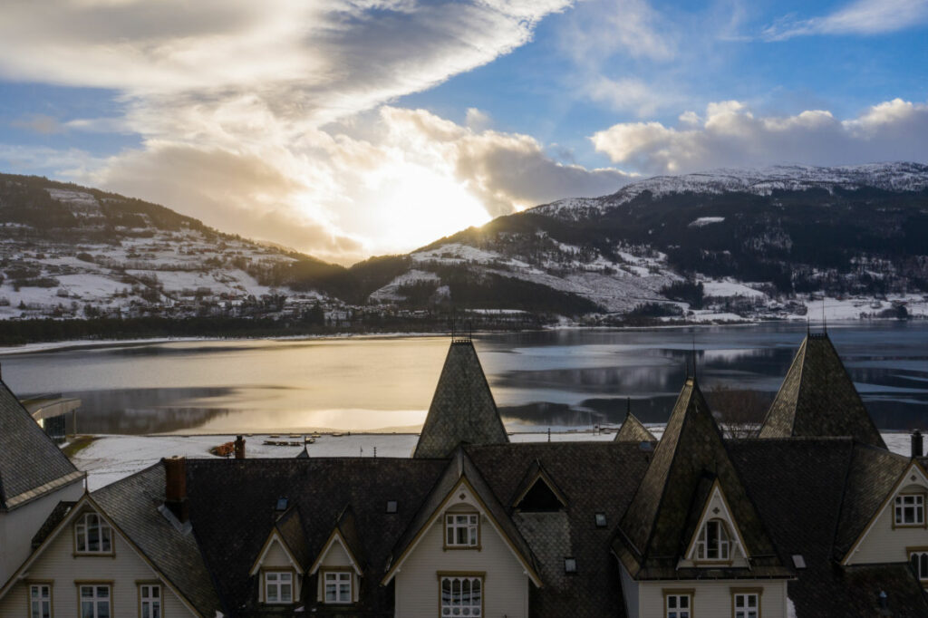 Norvège Voss Fleischer Hotel vue lac paysage montagnes neige soleil voyages o-nord