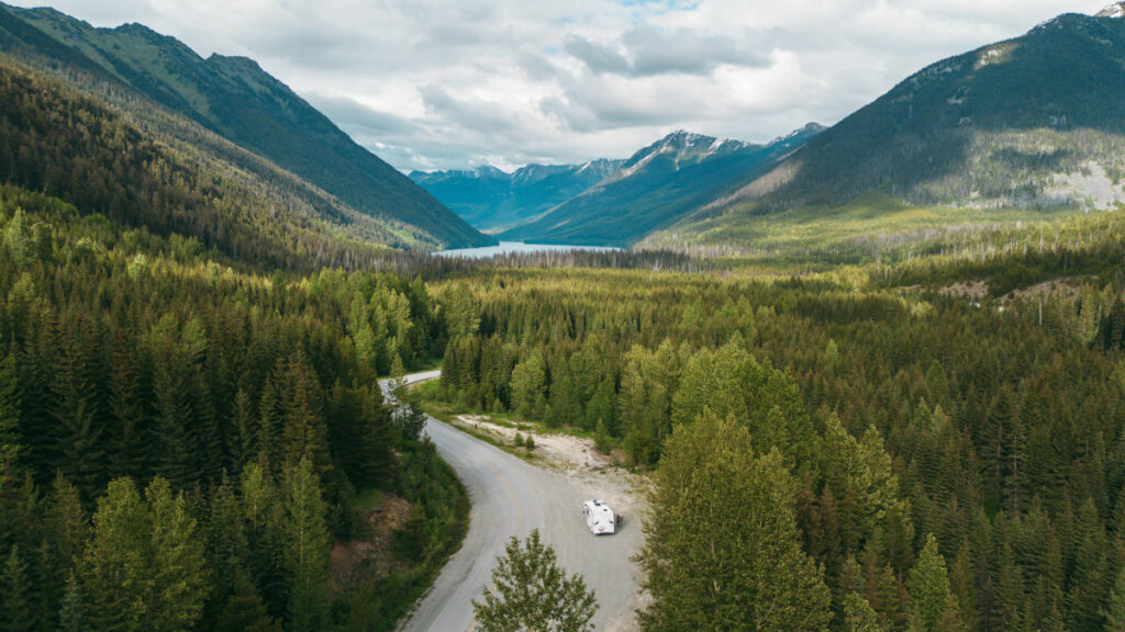 Canada Fraserway paysage forêt montagnes ciel route camping-car transport voyages o-nord