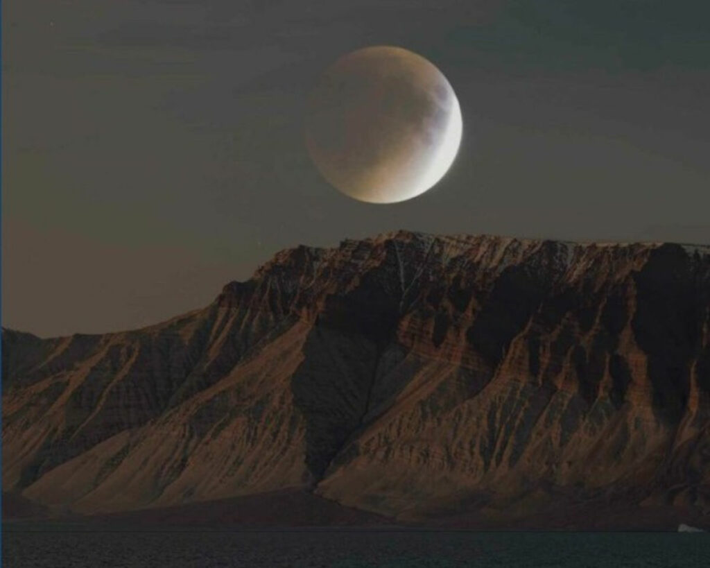 Groenland baie du Scoresby Sund Ofjord Grands Espaces soleil éclipse montagne vue voyages o-nord