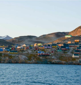 Groenland Ittoqqortoormiit Grands Espaces vue mer village maisons couleurs montagne voyages o-nord