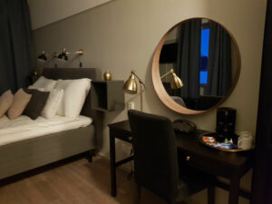 Suède Laponie Haparanda Stadshotell hôtel chambre familiale miroir lit coussins voyages o-nord