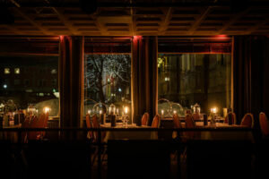 Suède Laponie Haparanda Stadshotell restaurant nuit tables chaises luxe charme voyages o-nord