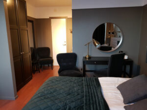 Suède Laponie Haparanda Stadshotell hôtel chambre supérieure lit miroir voyages o-nord