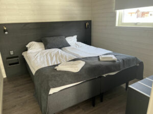 Suède Overkalix Jockfall chambre fenêtre lit voyages o-nord