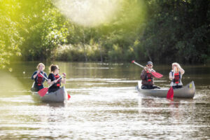 Suède Hallstahammar Lakeside Adventures activités lac pagaies famille canoë voyages o-nord