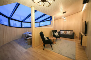 Finlande Laponie Posio Livo Arctic salon cosy bois fauteuils vue voyages o-nord