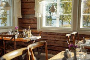 Finlande Laponie Yllasjärvi Loimu Resort restaurant bois tables chaises verres fleurs voyages o-nord