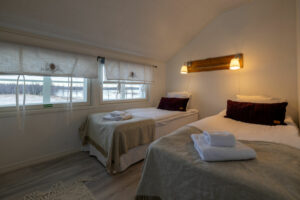 Finlande Laponie Yllasjärvi Loimu Resort hôtel chambre lits serviettes lampes voyages o-nord