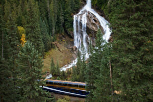 Canada Colombie Britanique Rocky Mountaineer transport train vue paysage forêt eau rocher cascade voyages o-nord