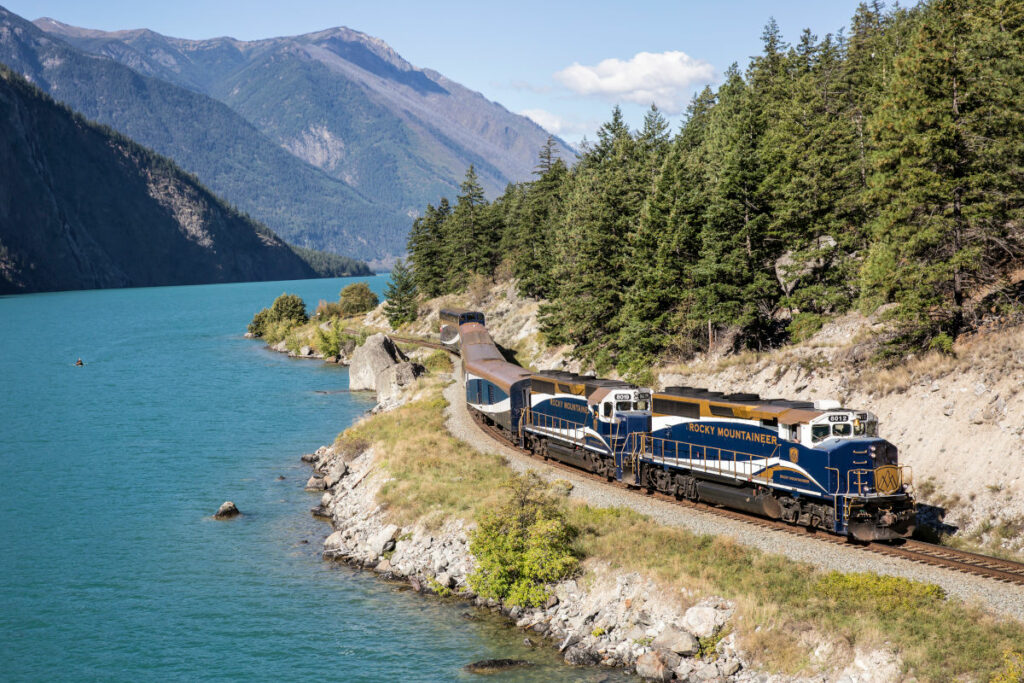 Canada Colombie Britanique Rocky Mountaineer transport paysage train montagnes forêt eau lac rails voyages o-nord