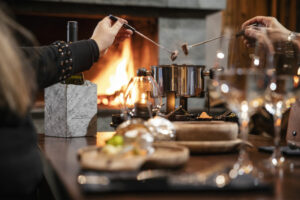 Finlande Ruka Rukan Salonki Resort fondue repas feu table voyages o-nord