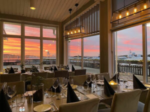Suède Grebbestad TanumStrand restaurant Latitude50 vue coucher de soleil ciel rose voyages o-nord
