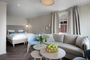 Suède Grebbestad TanumStrand chambre salon suite fleurs pomme clair cosy voyages o-nord
