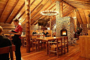 Canada Manitoba Churchill aventure photographie ultime observation aurores boréales séjour intérieur lazy bear café cheminée chaleureux bois voyage o-nord