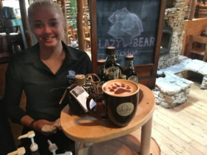 Canada Manitoba Churchill séjour aventure ultime scientifique aurores boréales serveuses café bar restaurant lazy bear voyage o-nord