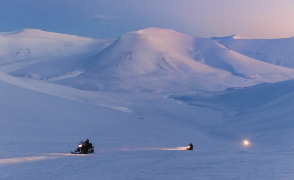 Norvège Spitzberg Longearbyen séjour aventure motoneige nuit polaire paysages montagnes neige voyages o-nord