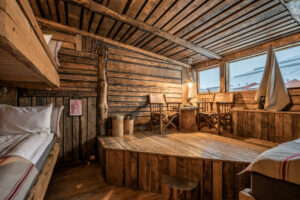 Svalbard Spitzberg séjour aventure monde intérieur hotel basecamp bois chaleureux été hébergement découverte paysage isfjord voyage o-nord