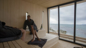 Svalbard Spitzberg séjour aventure monde sauna intérieur chaleur vue mer confort isfjord voyage o-nord