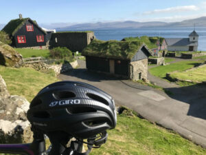 Danemark Iles Féroe séjour aventure vélo sport montagnes paysage nature mer route casque soleil été village maison voyage o-nord