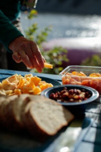 Canada Yukon séjour esprit canoë nature foret rivière Teslin foret repas dejeuner voyage o-nord