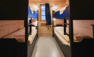 Norvège Spitzberg Longearbyen Svalbard séjour expédition chiens chalet dortoire chambre bois hiver voyages o-nord