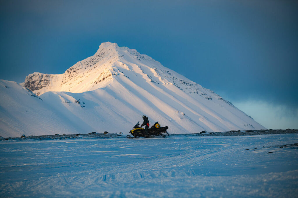 Spitzberg Arctique Svalbard séjour frontières arctiques motoneige observation montagne paysage neige voyage o-nord