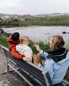 Danemark Iles Féroé Vagar séjour autotour Magie Famille ville banc bébé enfants repas pic nic voyage o-nord