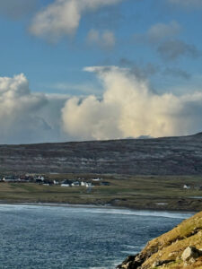 Danemark Iles Féroé Vagar séjour autotour Magie Famille ville paysage nature vue collines mer voyage o-nord