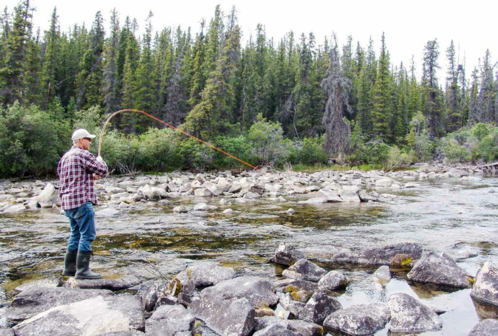 Canada Yukon safari peche sport roches sejour poisson montagnes barque voyage o-nord